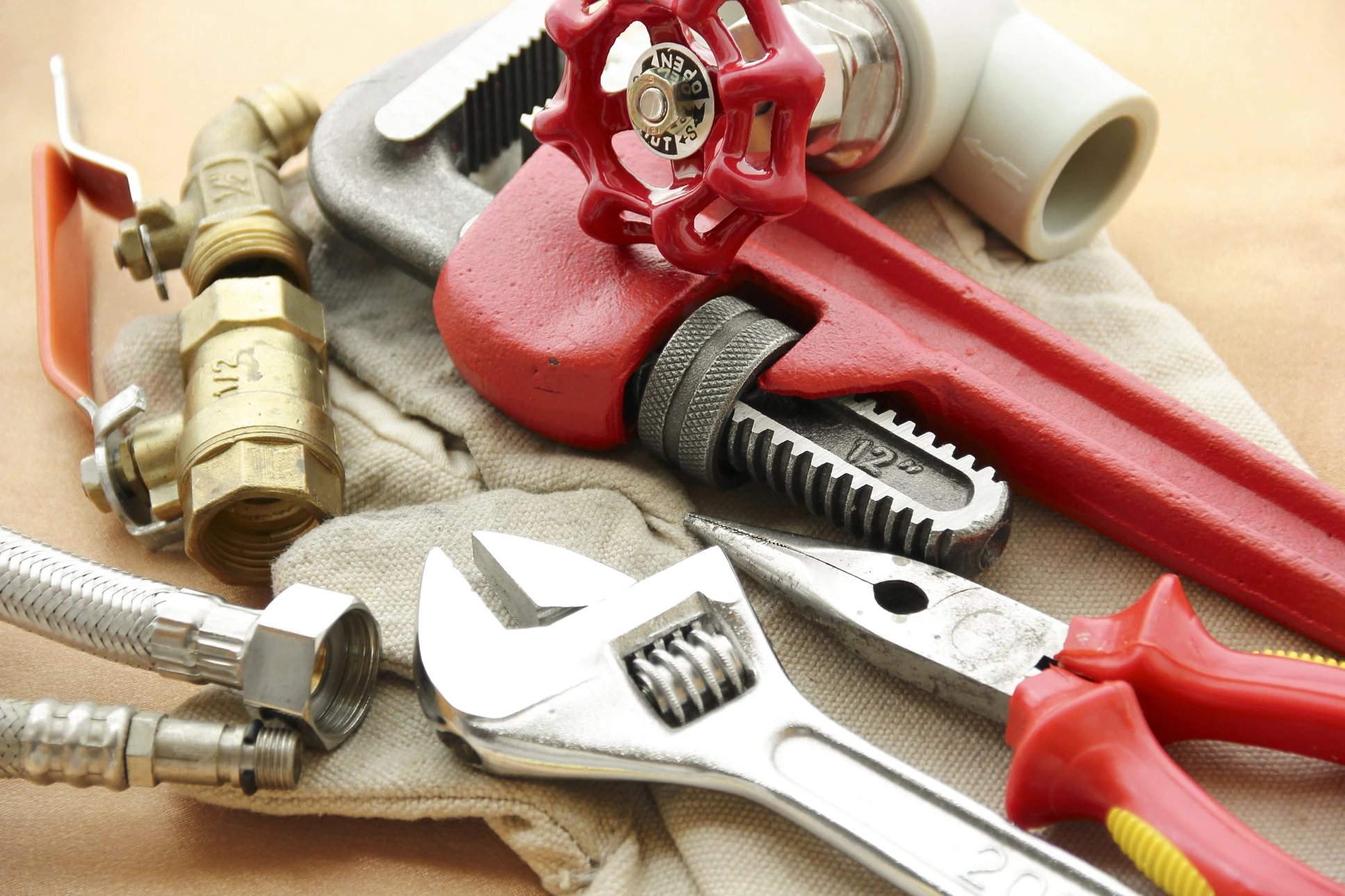 Intérieur d'atelier avec outils de plomberie disposés sur tissu beige