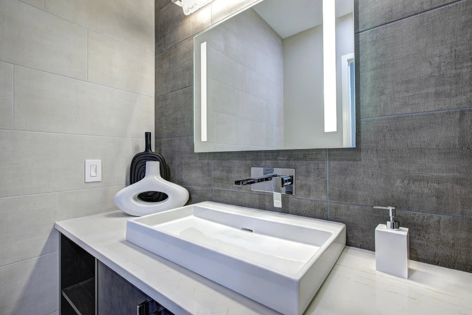 Salle de bain moderne avec vasque rectangulaire blanche encastrée dans meuble suspendu noir