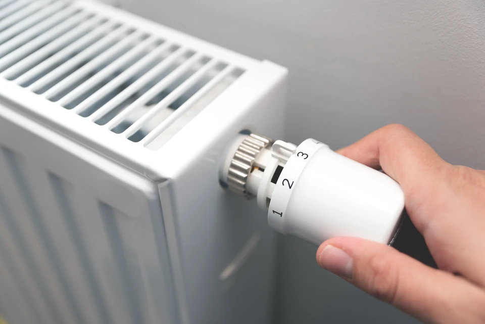 Installation de plomberie moderne avec système de canalisations en cuivre et acier inoxydable fixé sur mur