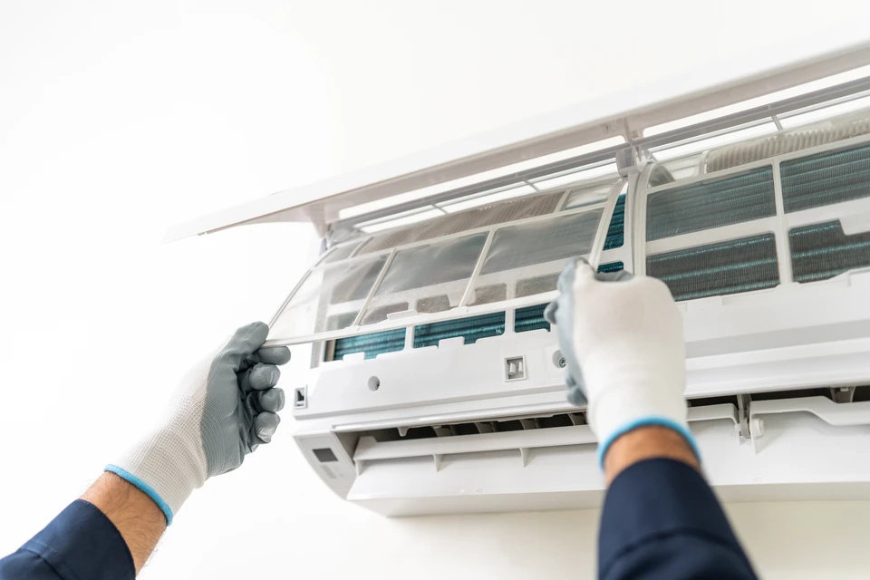 Un technicien de climatisation et une partie de la préparation de l'installation d'un nouveau climatiseur
