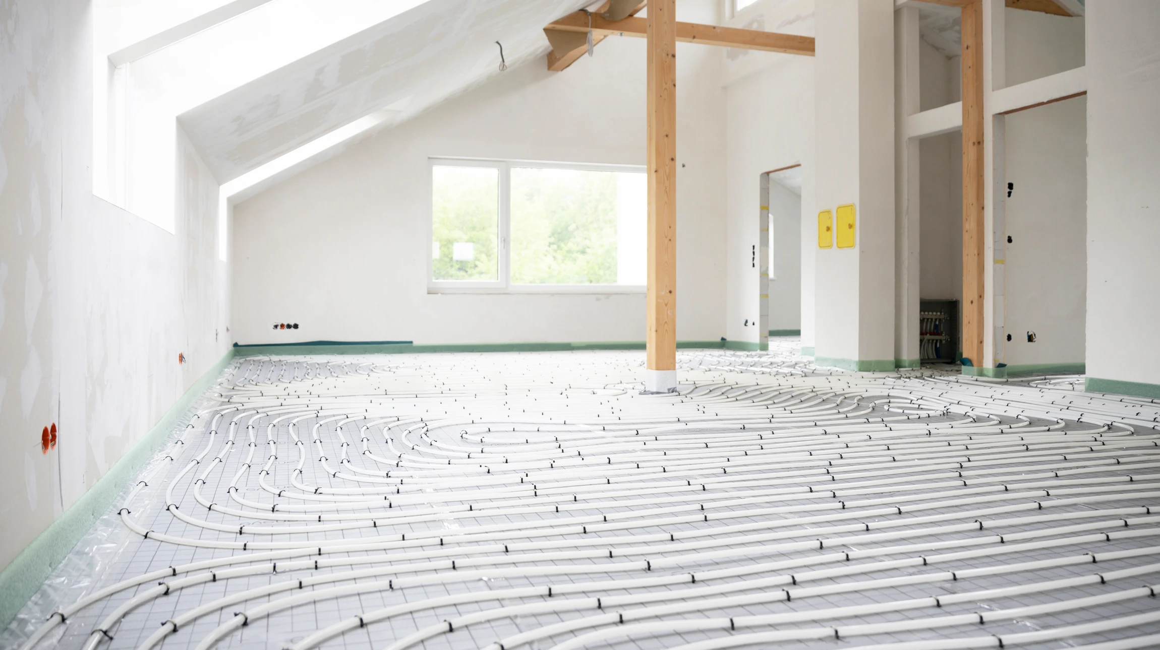 Chantier de construction isolant thermiquement le grenier avec laine de verre