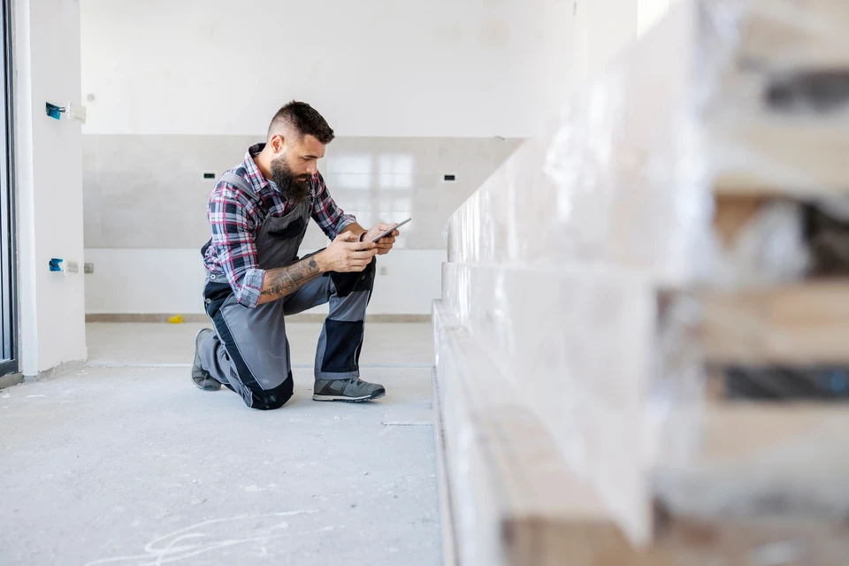 Intérieur technique avec installation de plomberie sur mur blanc