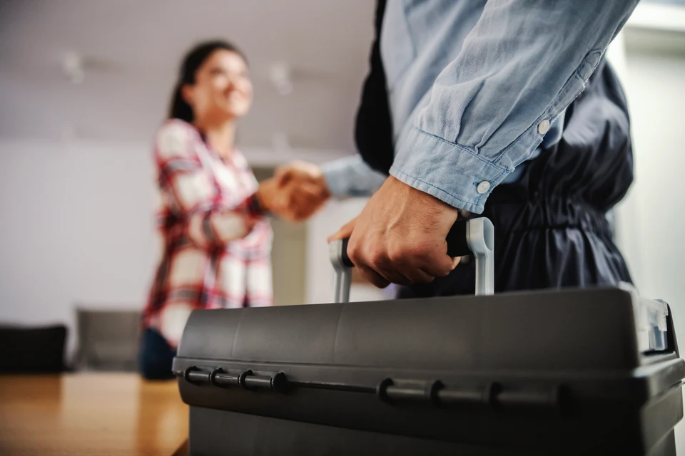 R&eacute;parateur professionnel expliquant le futur plan de conception de maison &agrave; une jeune femme